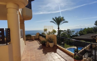 SPECTACULAR BEACHFRONT APARTMENT – VILLA GADEA, ALTEA